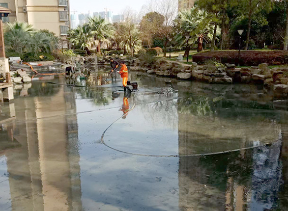 白玉景观池淤泥清理