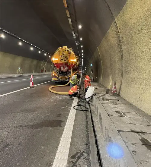 白玉隧道排水渠清淤